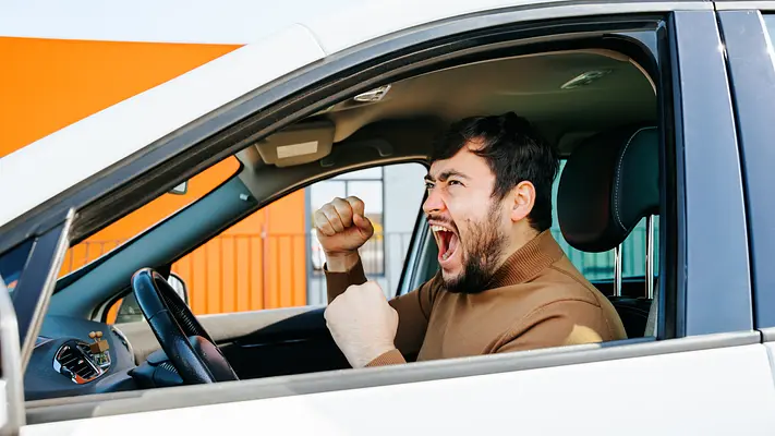 Mantenha a calma: mantendo-se seguro quando as tensões aumentam na estrada