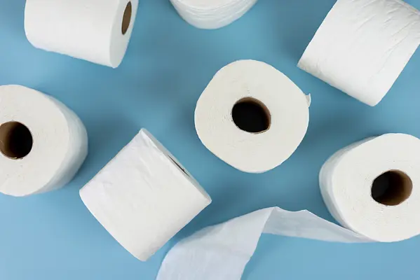 Encourager les membres de la famille à remplacer le rouleau de papier toilette et à recharger le savon pour les mains